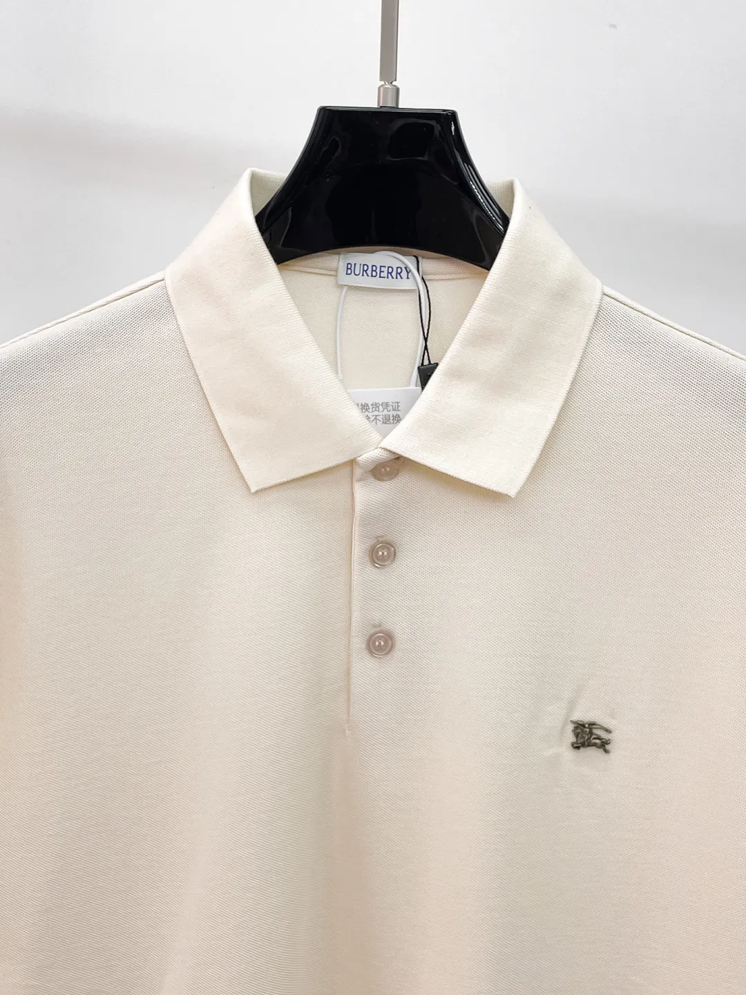 Burberry New Arrival Polo shirt, complete with three labels, original fabric, original customized accessories, official Same Style, made of 210g pure cotton pique fabric, customized same-tank dyed fabric, very comfortable and smooth to the touch, very wide and stylish, produced by the first-line brand Factory, imported Behringer embroidery machine, embroidery is full and textured, the collar rib is woven with imported yarn, does not deform after long-term wear, the most New Arrival style in spring and summer, fashionable and individual Super Versatile and good-looking. It is very suitable for both men and women. It is a must-have for everyone. Size: S-XXL